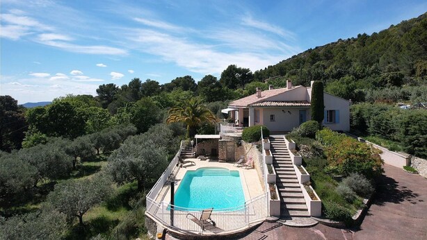 A villa with a swimming pool, surrounded by lush greenery and a hilly landscape. - Vacation rental house with pool MERINDOL LS2-153 (Mérindol)