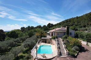 A villa with a swimming pool, surrounded by lush greenery and a hilly landscape. - Vacation rental house with pool MERINDOL LS2-153 (Mérindol)