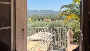A balcony with a view of a mountainous landscape, a palm tree, and a metal railing. - Vacation rental house with pool MERINDOL LS2-153 (Mérindol)