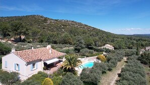 A villa with a tiled roof, a swimming pool, and a garden with various trees and shrubs. - Vacation rental house with pool MERINDOL LS2-153 (Mérindol)