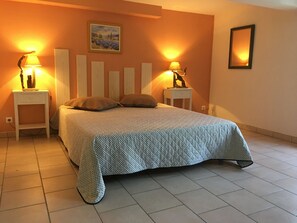 4 chambres, fer et planche à repasser, accès au Wi-Fi (inclus)