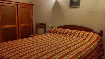 2 bedrooms, iron/ironing board, free WiFi