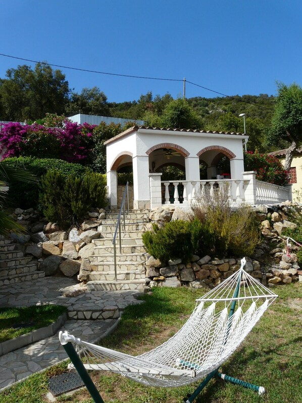 Property grounds - Very pleasant villa on a hill, calm, with seesight, garden and private swimming (Calonge)
