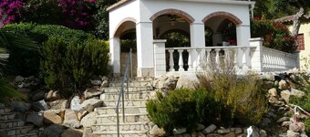 Meget pen villa på høyde med basseng, wifi, vakker hage og sjøutsikt