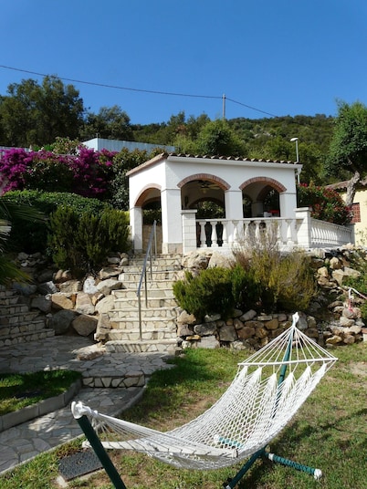 Very pleasant villa on a hill, calm, with seesight, garden and private swimming