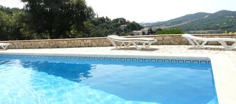 Bellissima villa sulla collina con piscina, wifi, giardino e vista sul mare