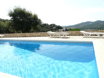Very pleasant villa on a hill, calm, with seesight, garden and private swimming