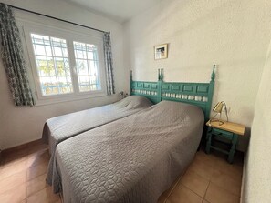 4 bedrooms, iron/ironing board, travel crib, free WiFi - Very pleasant villa on a hill, calm, with seesight, garden and private swimming (Calonge)