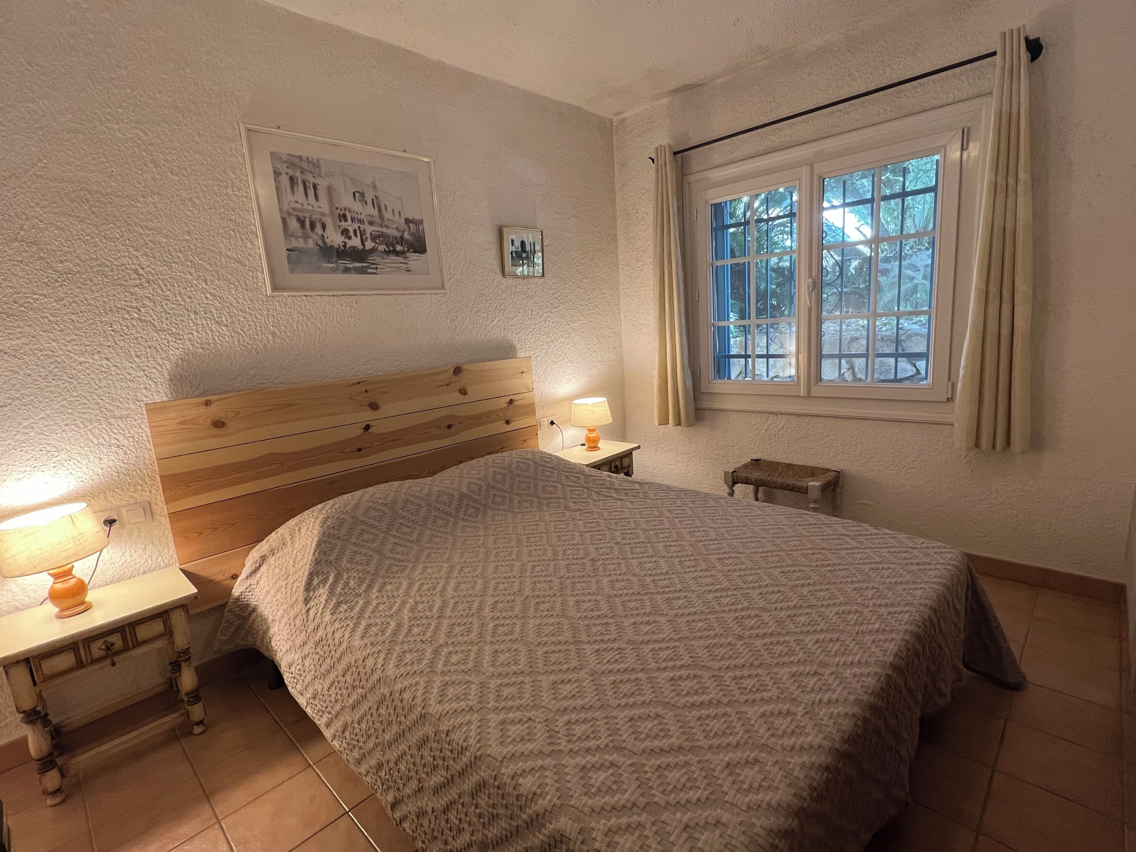 4 habitaciones, tabla de planchar con plancha y cuna de viaje 