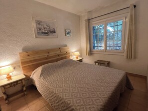 4 bedrooms, iron/ironing board, travel crib, free WiFi - Very pleasant villa on a hill, calm, with seesight, garden and private swimming (Calonge)