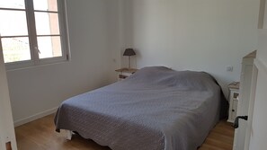 4 chambres, fer et planche à repasser, lit parapluie, Wi-Fi