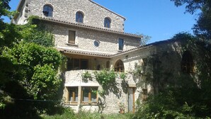 Un edificio de piedra con varias ventanas y un balcón.