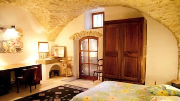 6 bedrooms, iron/ironing board, WiFi, bed sheets