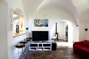 TV, fireplace, DVD player, ping pong