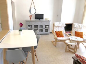 Dining - APARTAMENTOS AQUARIUM (REF 31). NEXT TO THE BEACH. RENOVATED. (Roses)