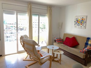 TV - APARTAMENTOS AQUARIUM (REF 31). NEXT TO THE BEACH. RENOVATED. (Roses)