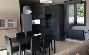 Televisión, reproductor de DVD, tenis de mesa y estéreo 