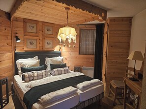 4 chambres, bureau, fer et planche à repasser, lit parapluie