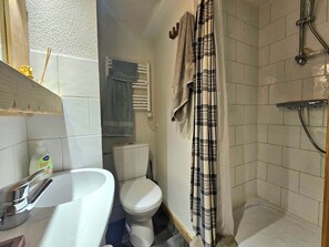 Baignoire, sèche-cheveux, serviettes fournies, savon