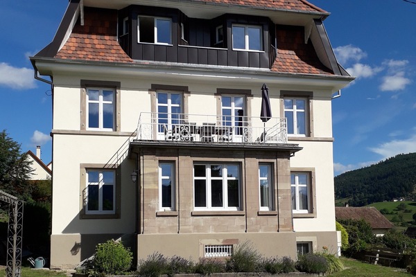 Le gßte se situe au premier étage et dispose d'un grand balcon