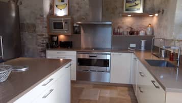 Een koelkast, een microgolfoven, een oven, een kookplaat