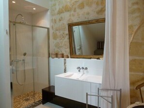 Een douche, een haardroger, handdoeken