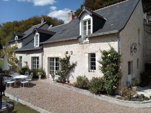 Outdoor dining - Le Clos de Venise, enchanting manor house surrounded by vineyards, near Vouvray (Noizay)