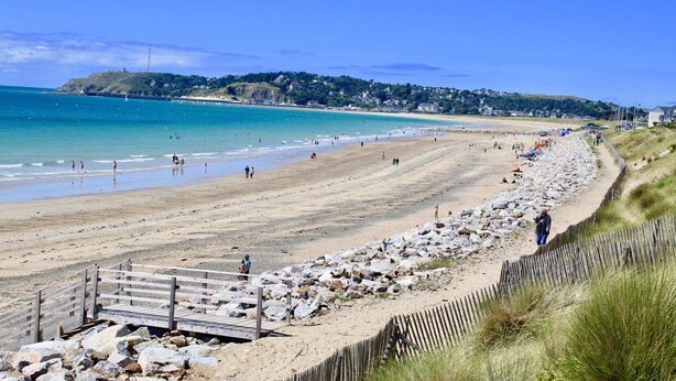 A beach with a wooden walkway and rocky shoreline. - 40 meters from the BEACH / SEA Quiet house, Private Parking, Charges INCLUDED (Barneville-Carteret)