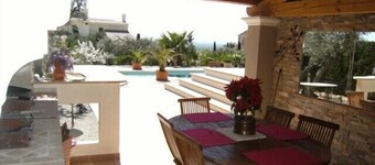 Rosas luxurious Villa is in a wooded park private pool, peaceful, all amenities