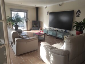 TV de tela plana, lareira, mesa de pingue-pongue