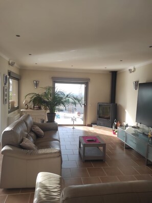 Flat-screen TV, fireplace, ping pong