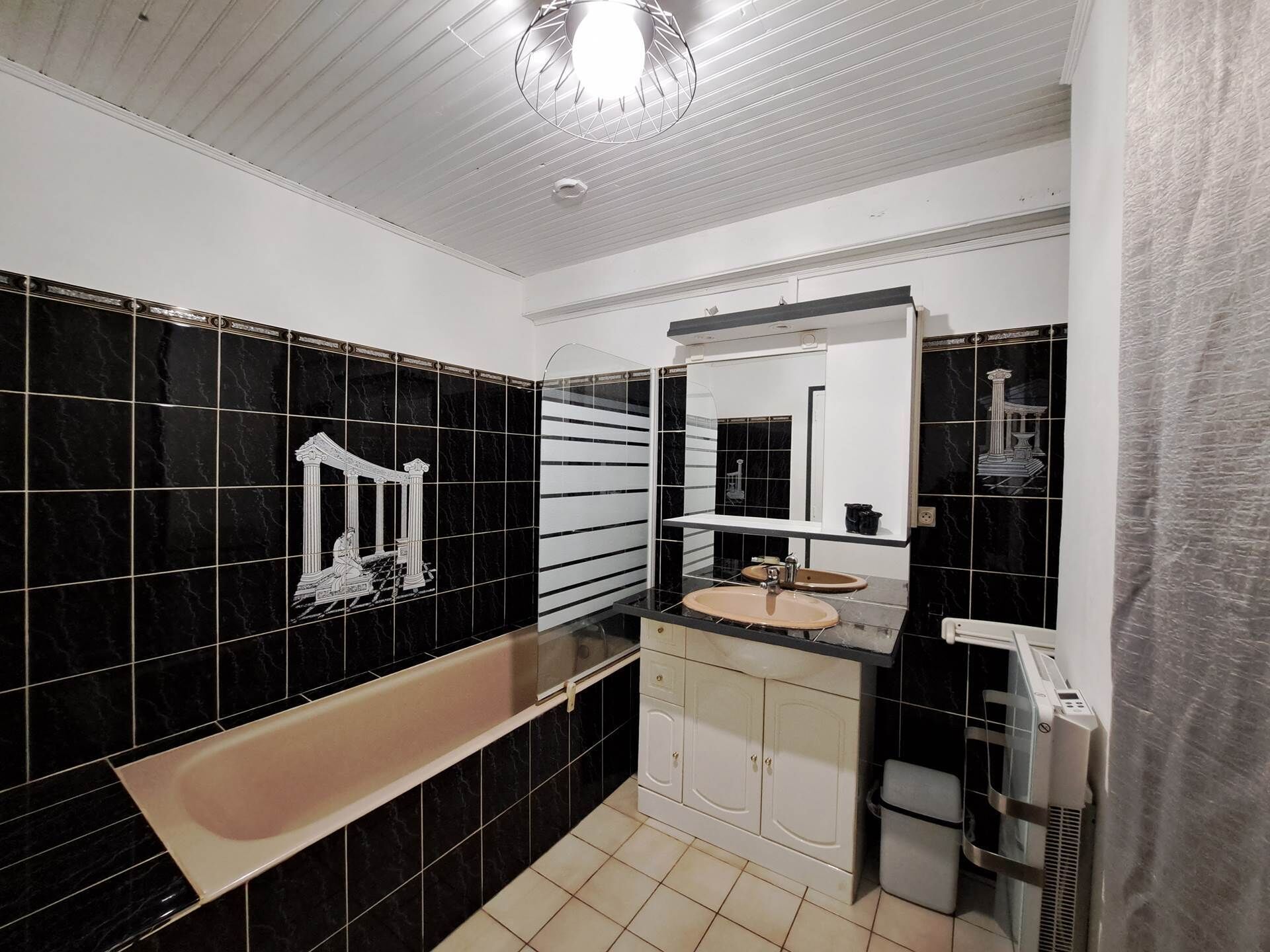 Een bad, een haardroger, handdoeken