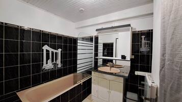 Een bad, een haardroger, handdoeken