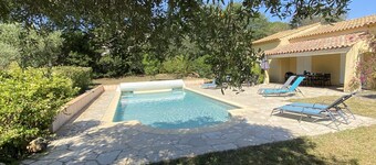 Villa con piscina, amplio jardín de 500 metros de la playa.