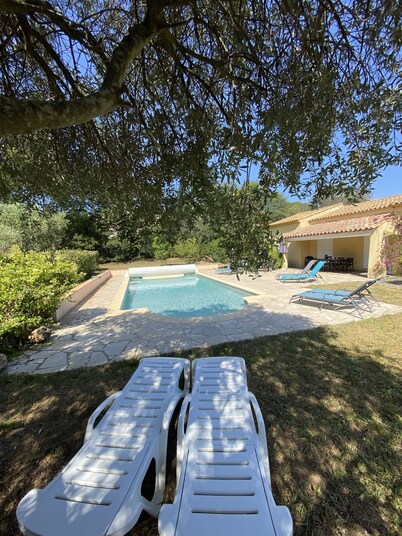 Villa con piscina, amplio jardín de 500 metros de la playa.