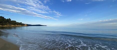 Nära stranden och solstolar