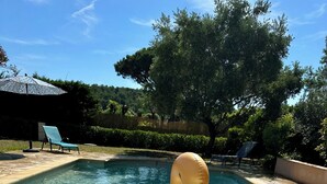 A clear swimming pool with a swan inflatable float. - Family home with private pool, fenced garden, 500 meters from the beach. (La Croix-Valmer)