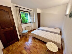 4 bedrooms, iron/ironing board, travel cot, free WiFi