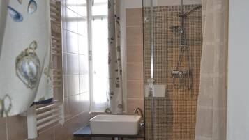 Shower, hair dryer, towels