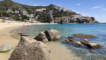 Una spiaggia nelle vicinanze