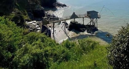 Reetdachhaus im privaten Bereich mit Pool und Tennisplatz