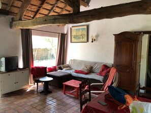 Téléviseur connecté, foyer, table de ping-pong, livres