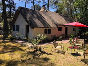 Outdoor dining - Thatched cottage in private domain with swimming pool and tennis court (Saint-Jean-de-Monts)