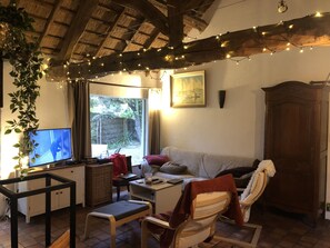Smart TV, fireplace, table tennis, books - Thatched cottage in private domain with swimming pool and tennis court (Saint-Jean-de-Monts)
