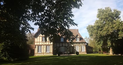 BELLE DEMEURE NORMANDE DE 12 PIECES DANS UN ECRIN DE VERDURE