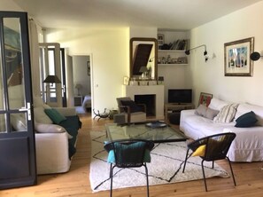 TV, fireplace, books, stereo - Charming house Arcachon Winter Town (Arcachon)