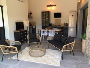 Télévision, lecteur de DVD, table de tennis de table, livres