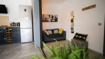 Télévision, lecteur de DVD, table de tennis de table, livres