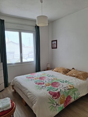 3 bedrooms, iron/ironing board, free WiFi, bed sheets