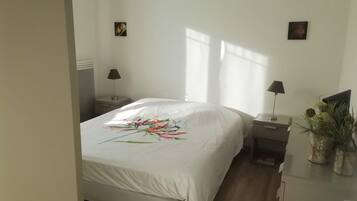 3 slaapkamers, een strijkplank/strijkijzer, gratis wifi, beddengoed